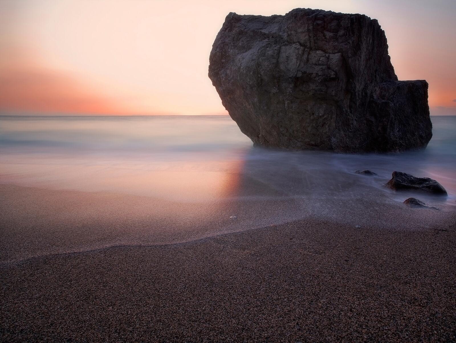 Бесплатное фото Большой булыжник на берегу моря
