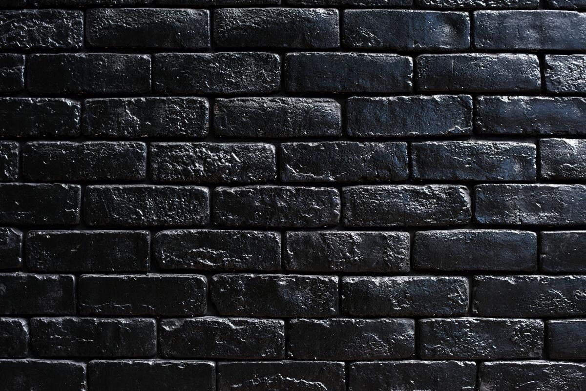 Стена из черного кирпича