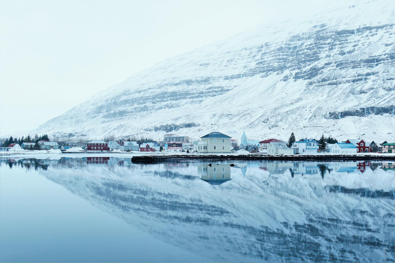 Free photo Houses built on the shores of the Arctic Ocean