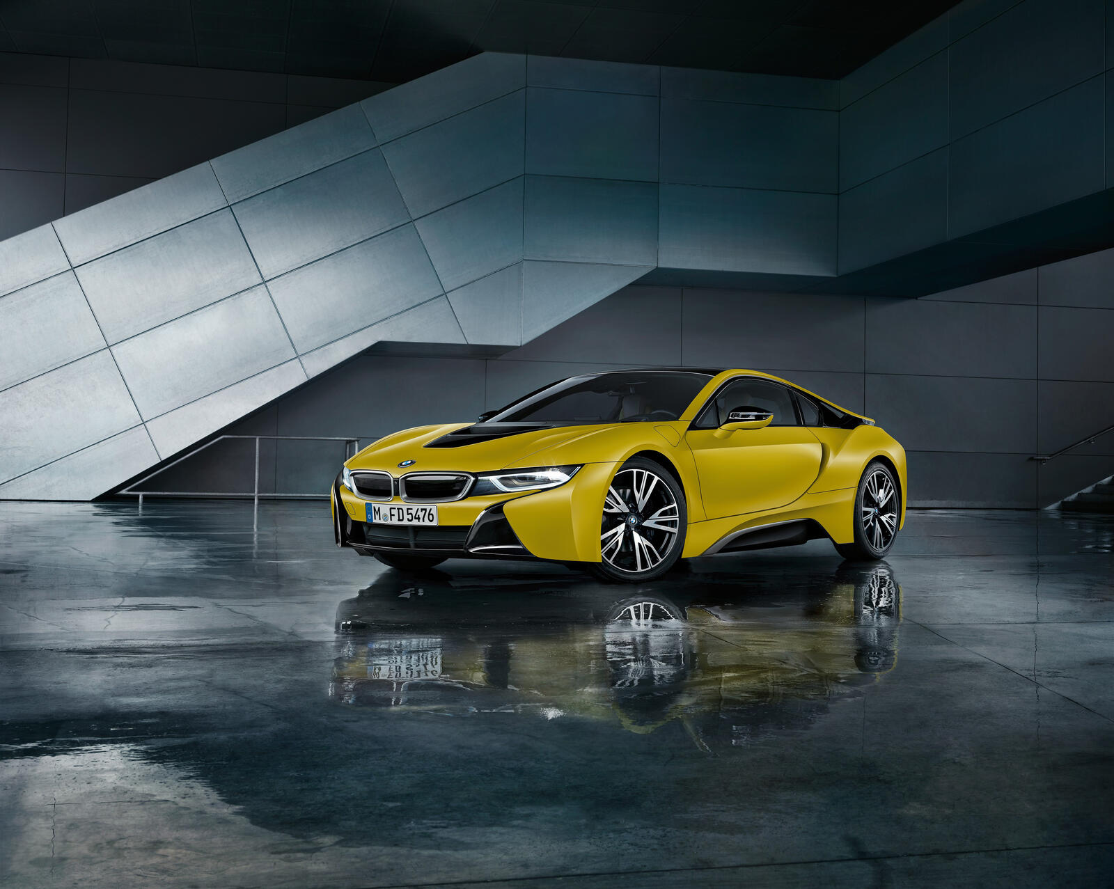 Бесплатное фото Желтая спортивная BMW I8 с электрическим двигателем