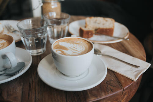 Кофе на столике в кафе