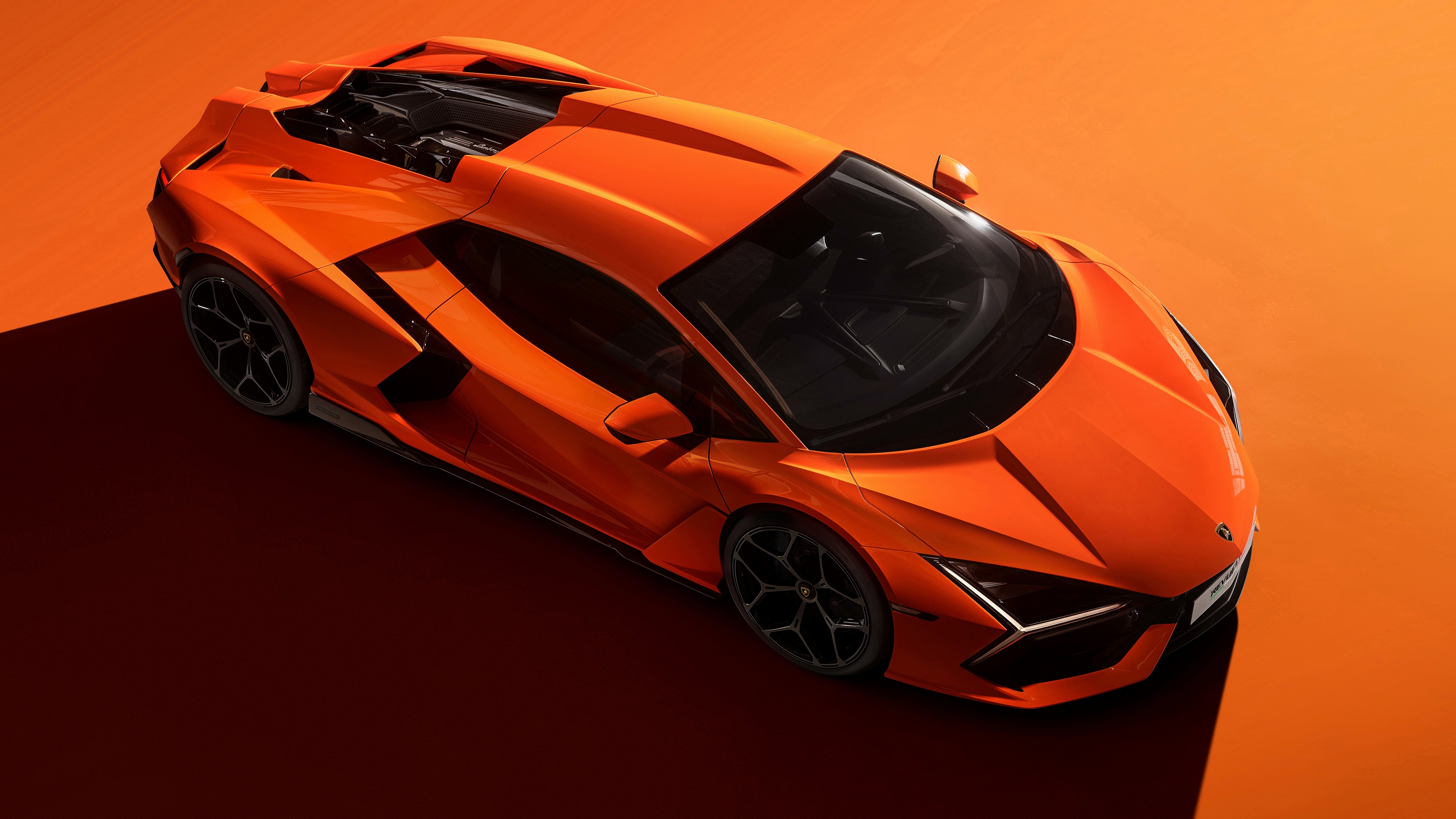 Оранжевый Lamborghini Revuelto на оранжевом фоне