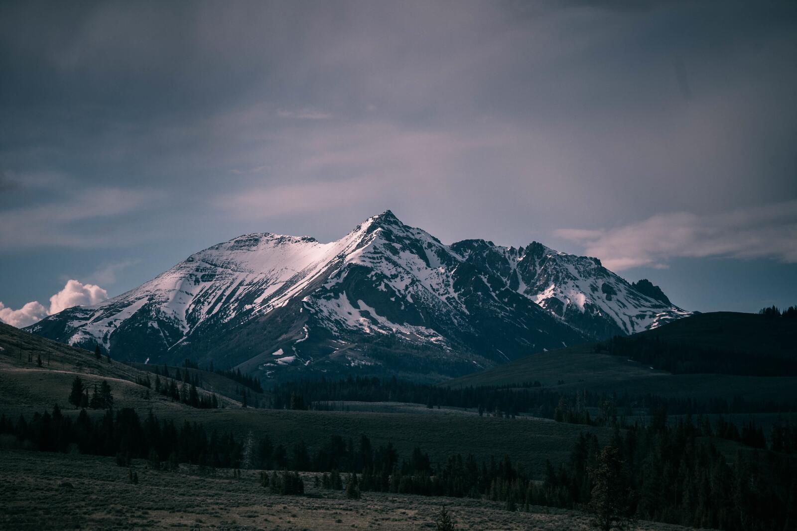 Бесплатное фото Большая гора в долине