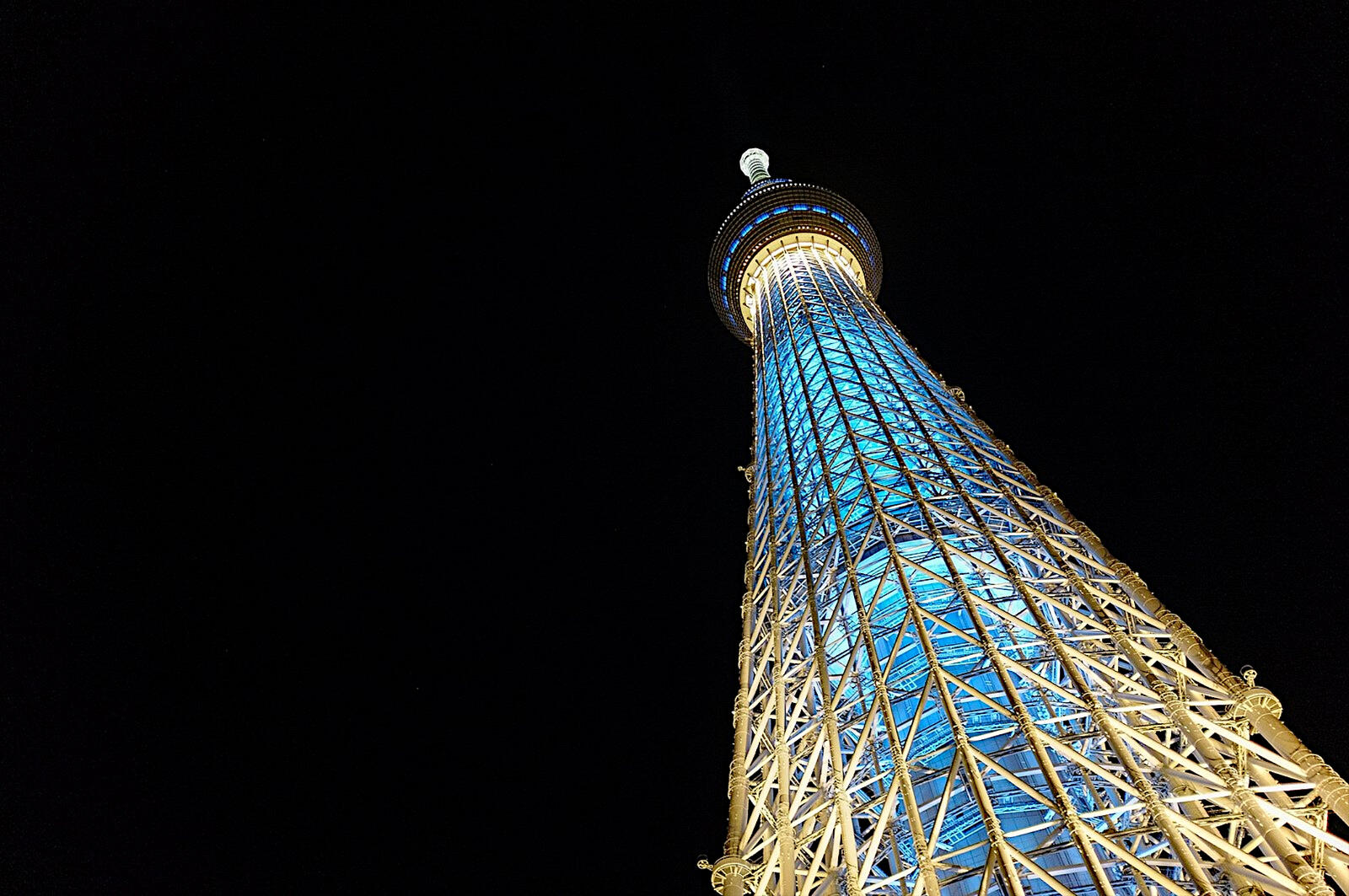 Светящаяся ночная башня
