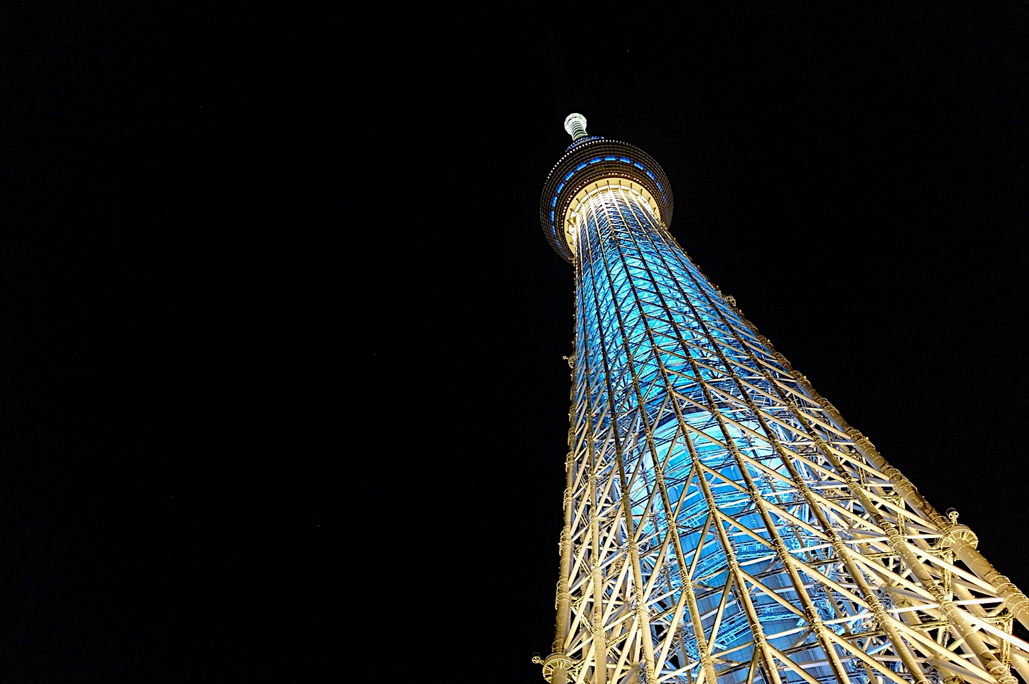 Free photo A glowing night tower