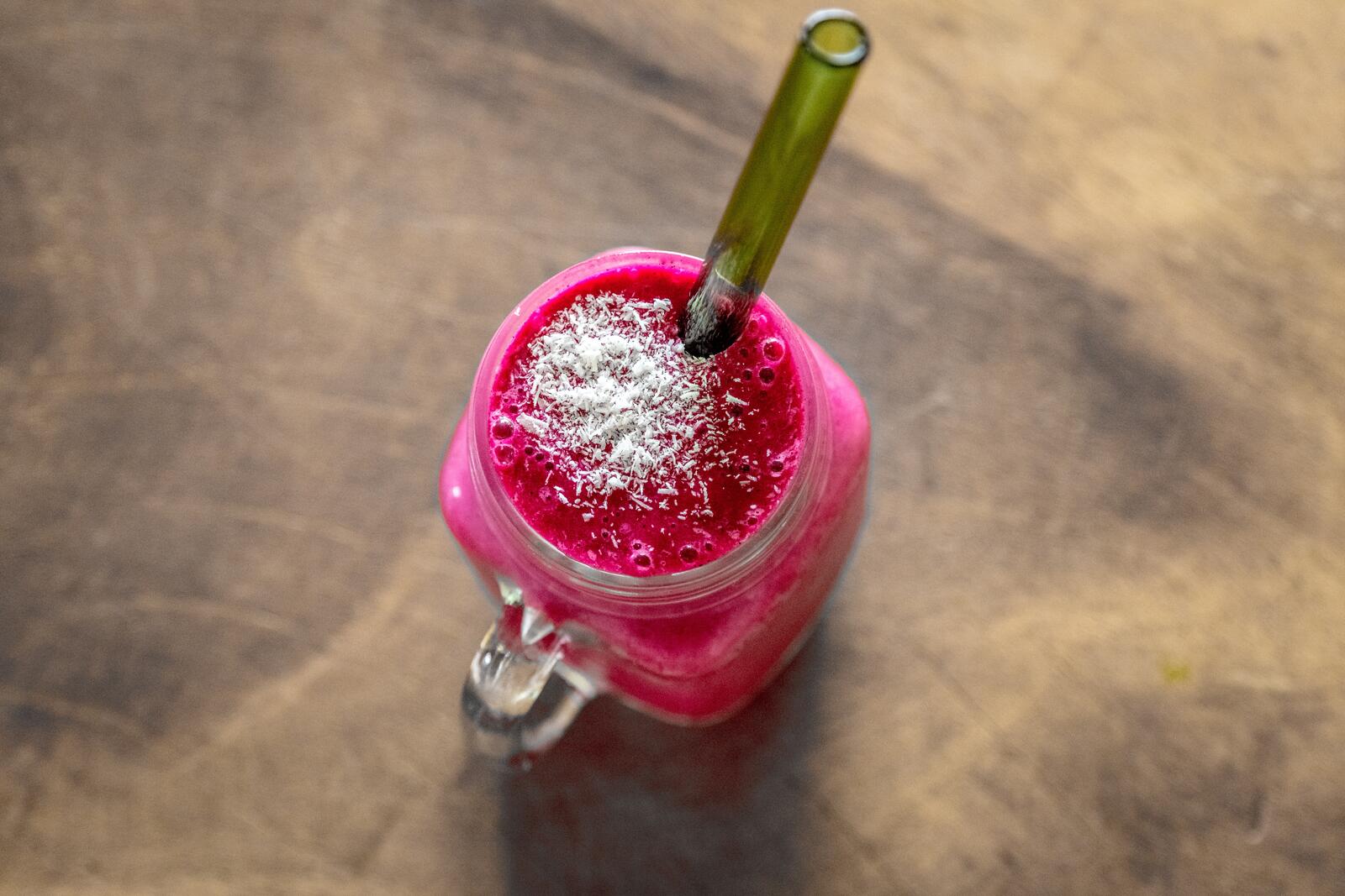 Бесплатное фото Розовый ягодный коктейль