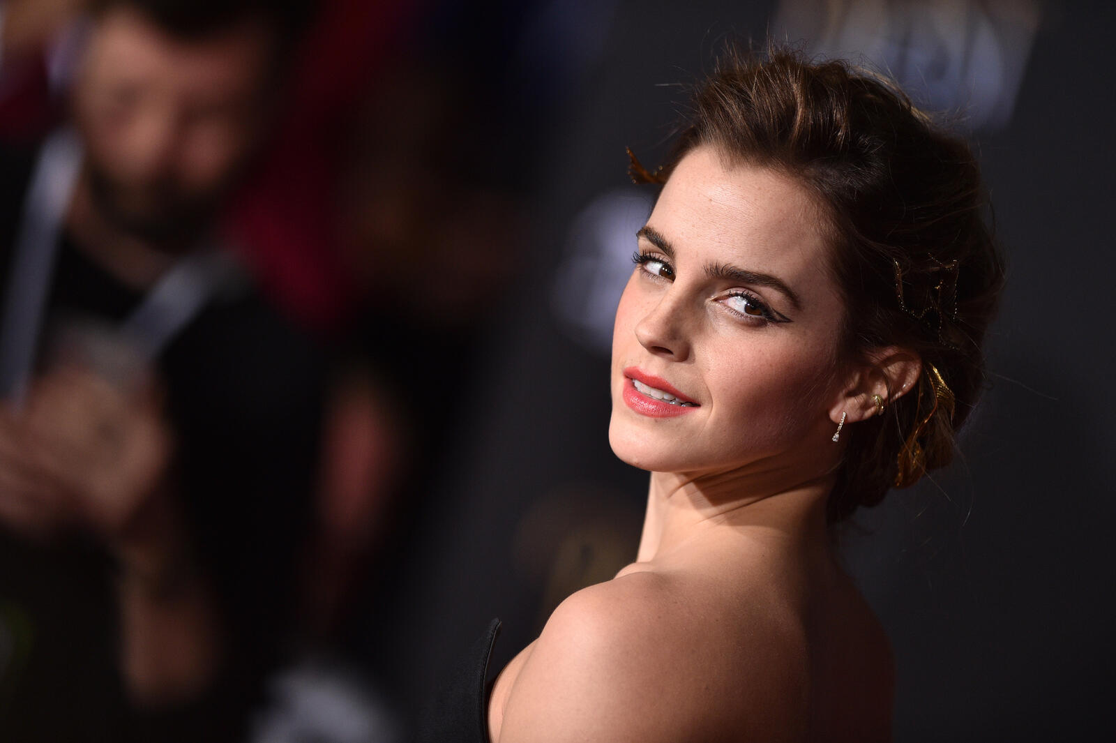 Free photo Emma Watson looked back at the photographer