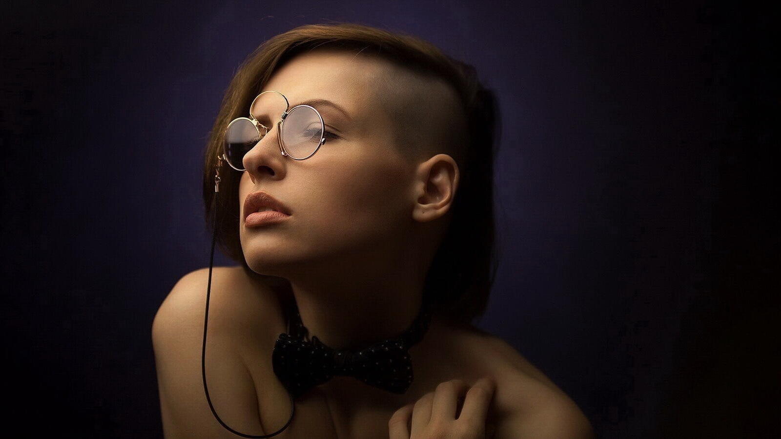 Бесплатное фото Ангелина Пешкова в круглых очках для зрения