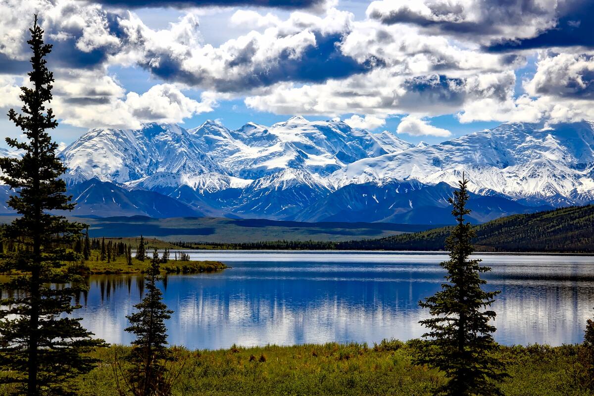 Потрясающий пейзаж с большими заснеженными горами и озером