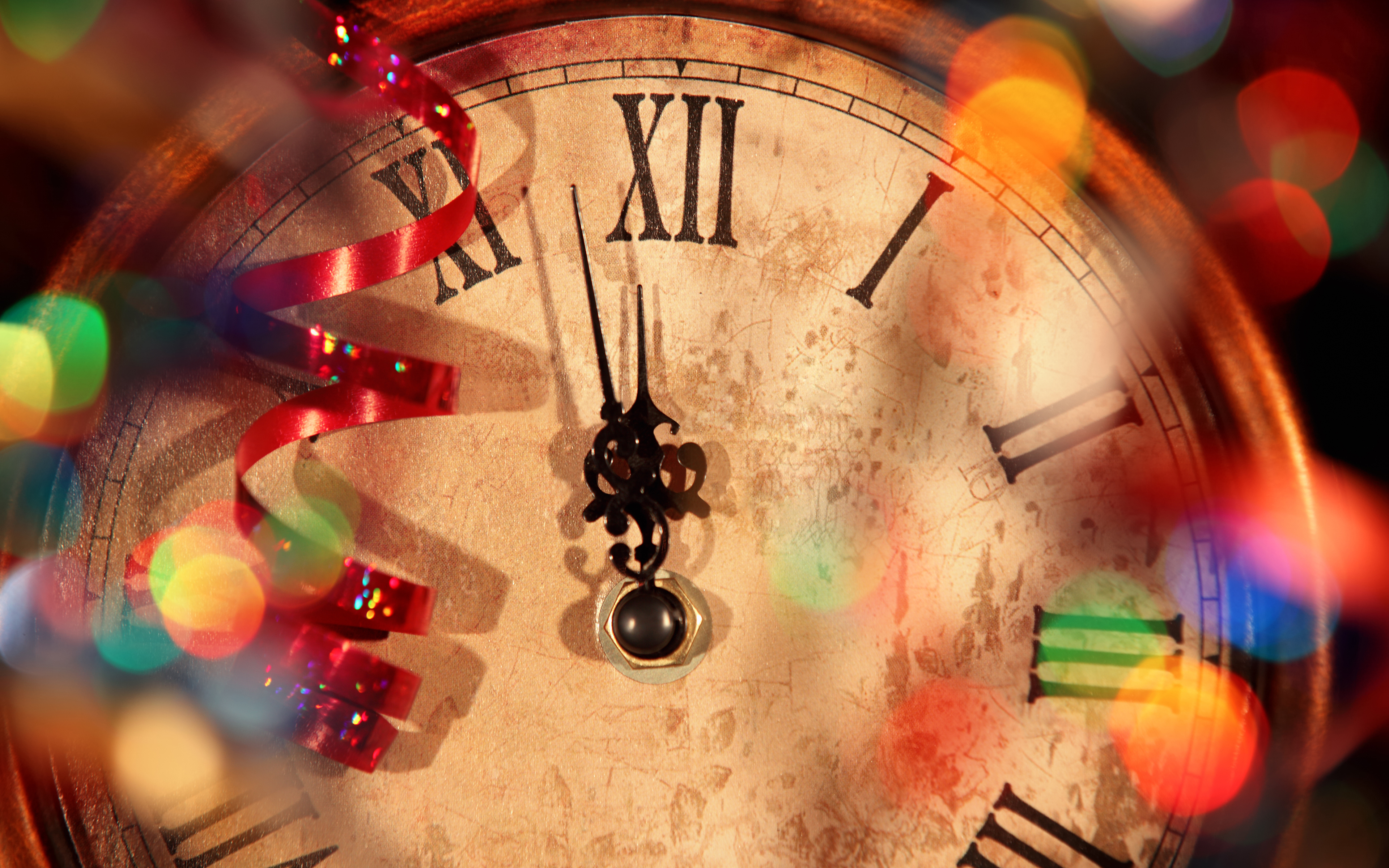 1 час новый год будет. Часы новогодние. Красивые новогодние часы. Новогодние куранты. Часы 12 бьют.