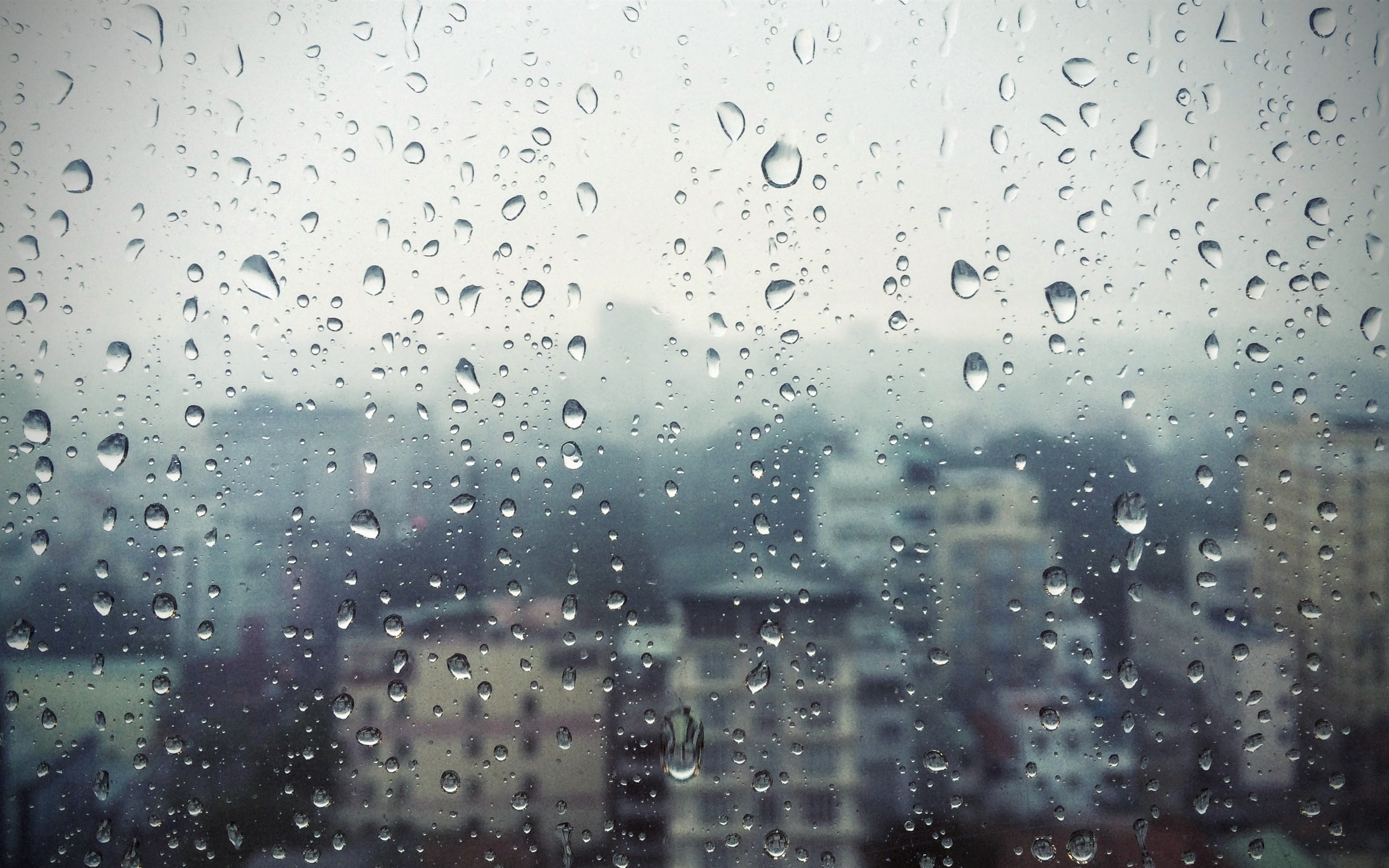 Капли воды на стекле окна после дождя