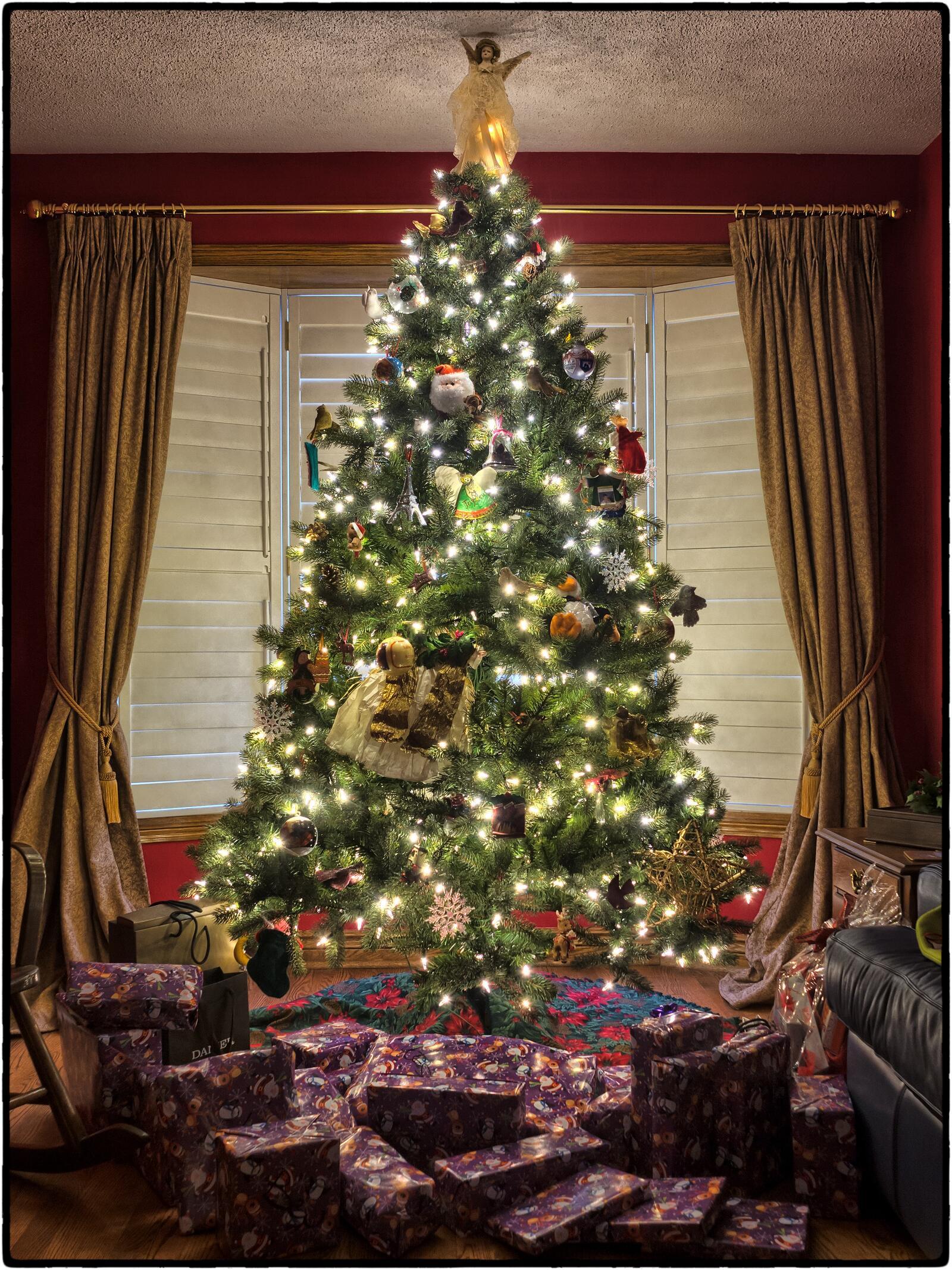 Бесплатное фото Светящаяся новогодняя елка с множеством подарков