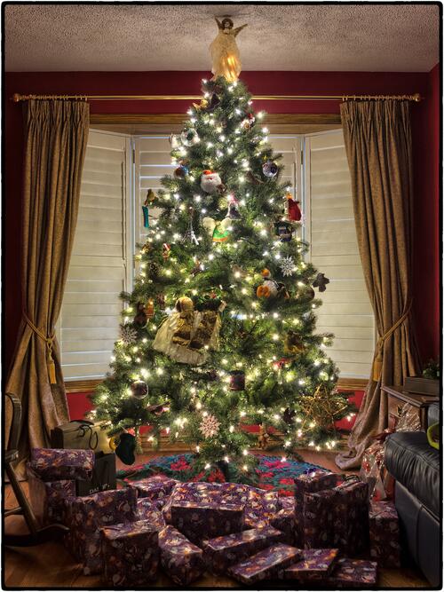 Светящаяся новогодняя елка с множеством подарков