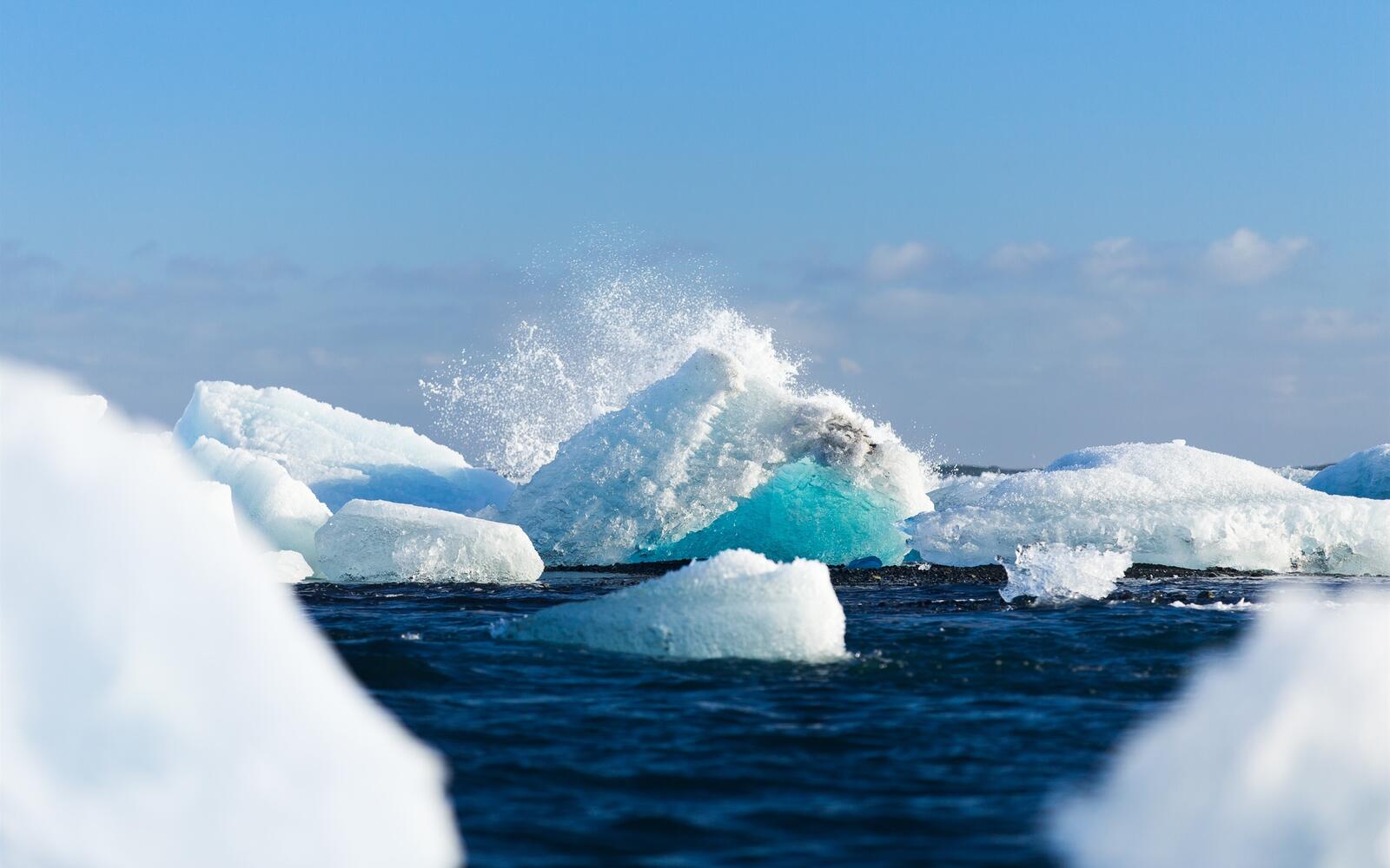 Бесплатное фото Льдины в ледяном море
