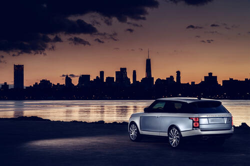 Range Rover Svautobiography desktop picture with the sea in the background