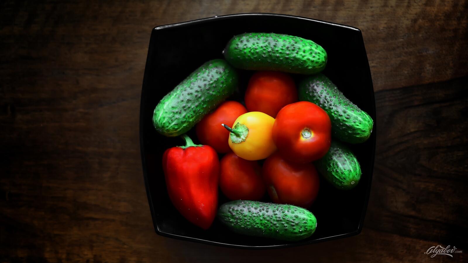 Бесплатное фото Свежие овощи в глубокой тарелке