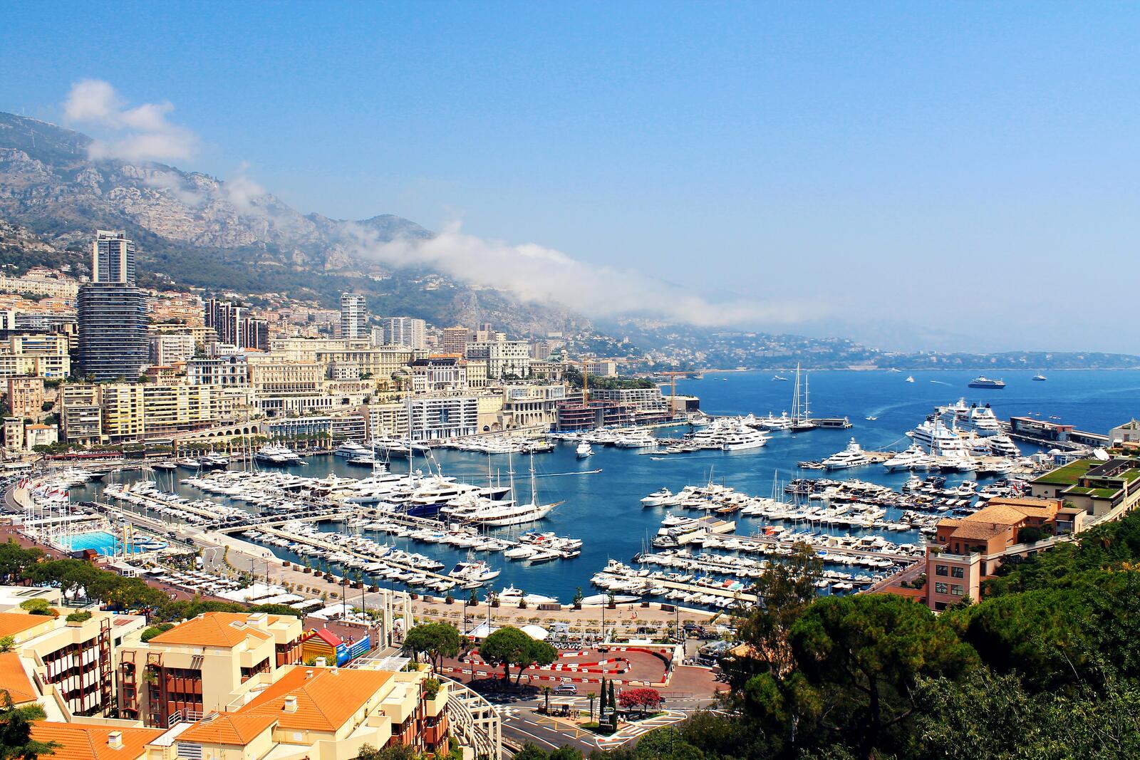 Бесплатное фото Яхты пришвартованные на берегу Монако