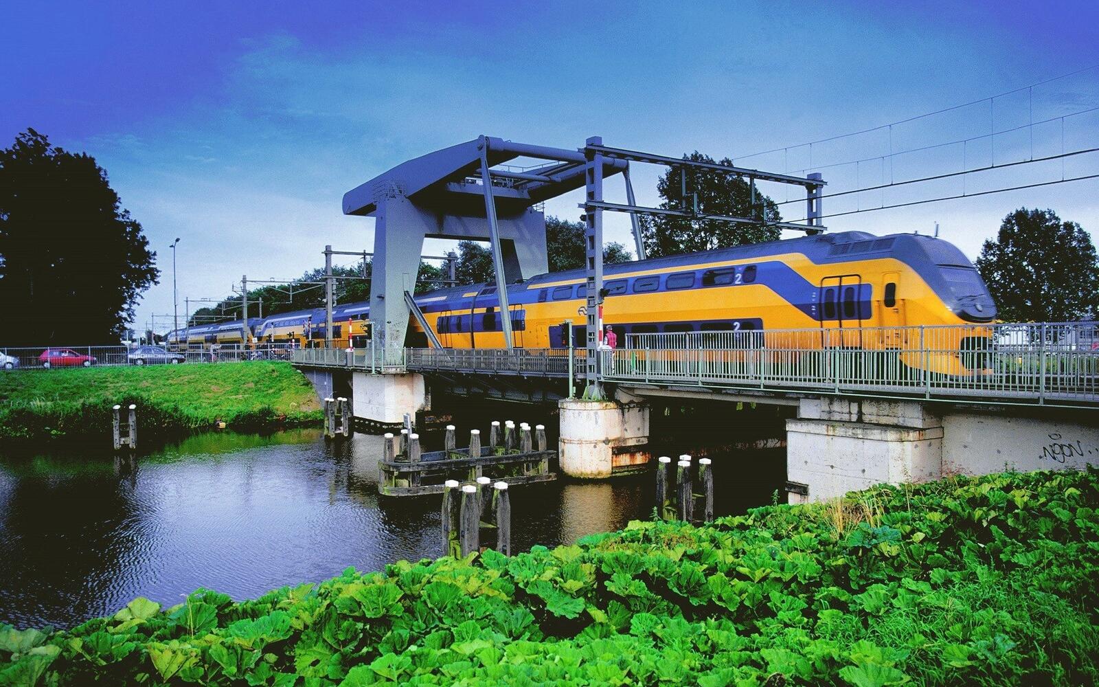 Бесплатное фото Поезд идущий по мосту через реку