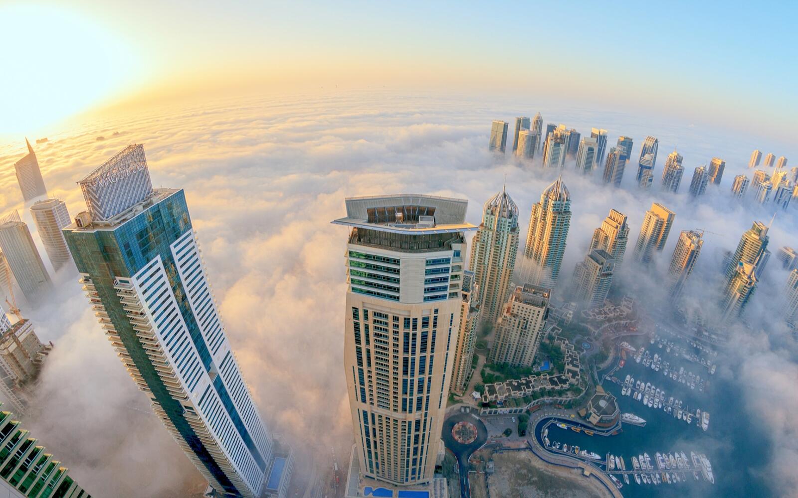 Бесплатное фото Городские небоскребы в облаках вид сверху