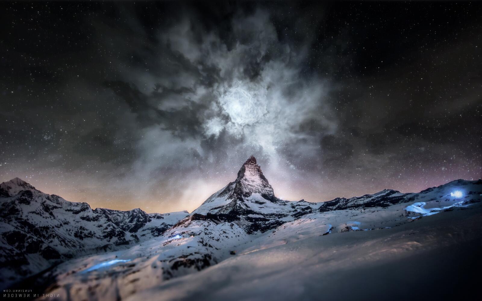 Бесплатное фото Ночная гора со звездным небом