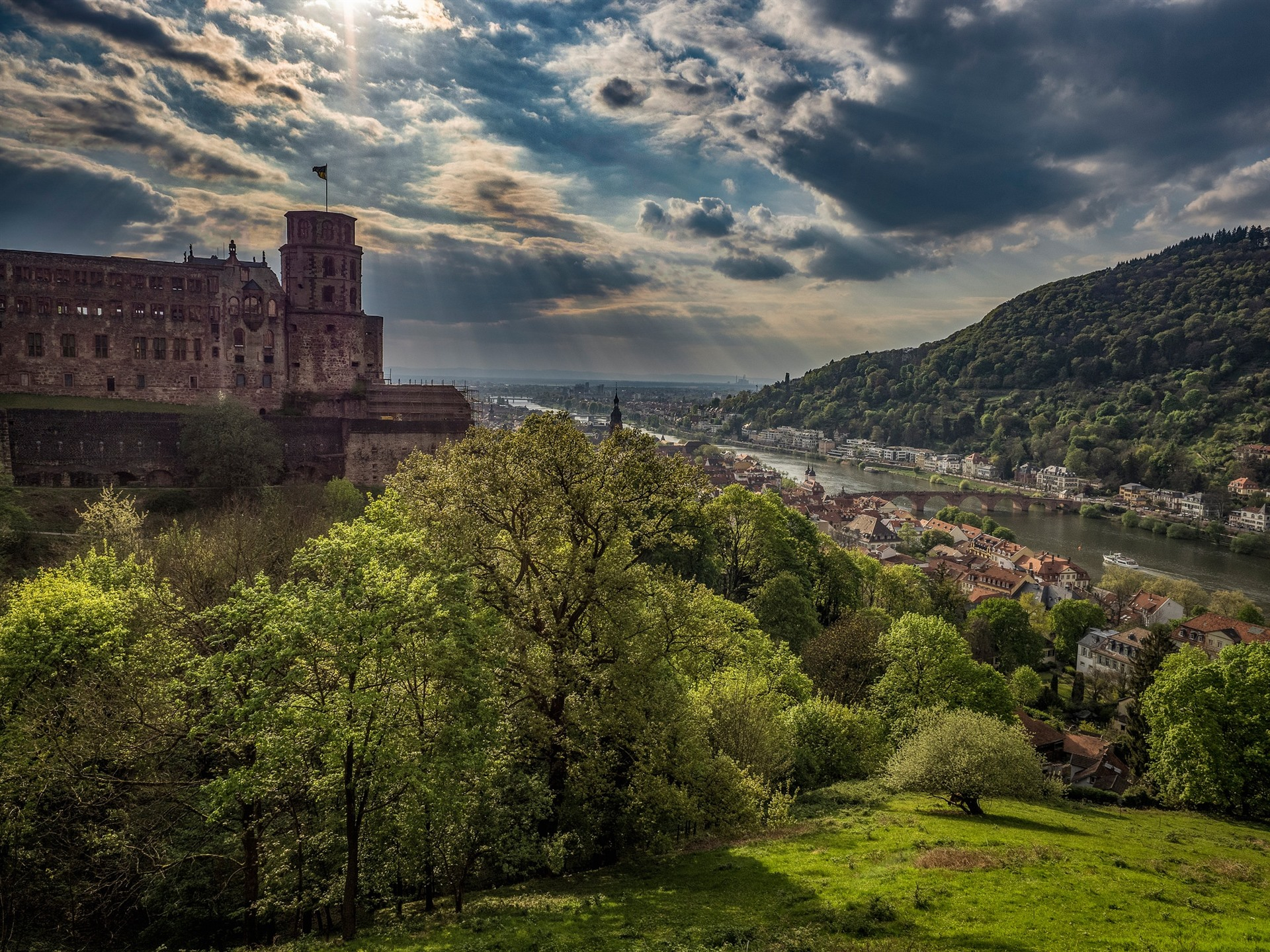 Бесплатное фото Старинный замок у реки в Германии