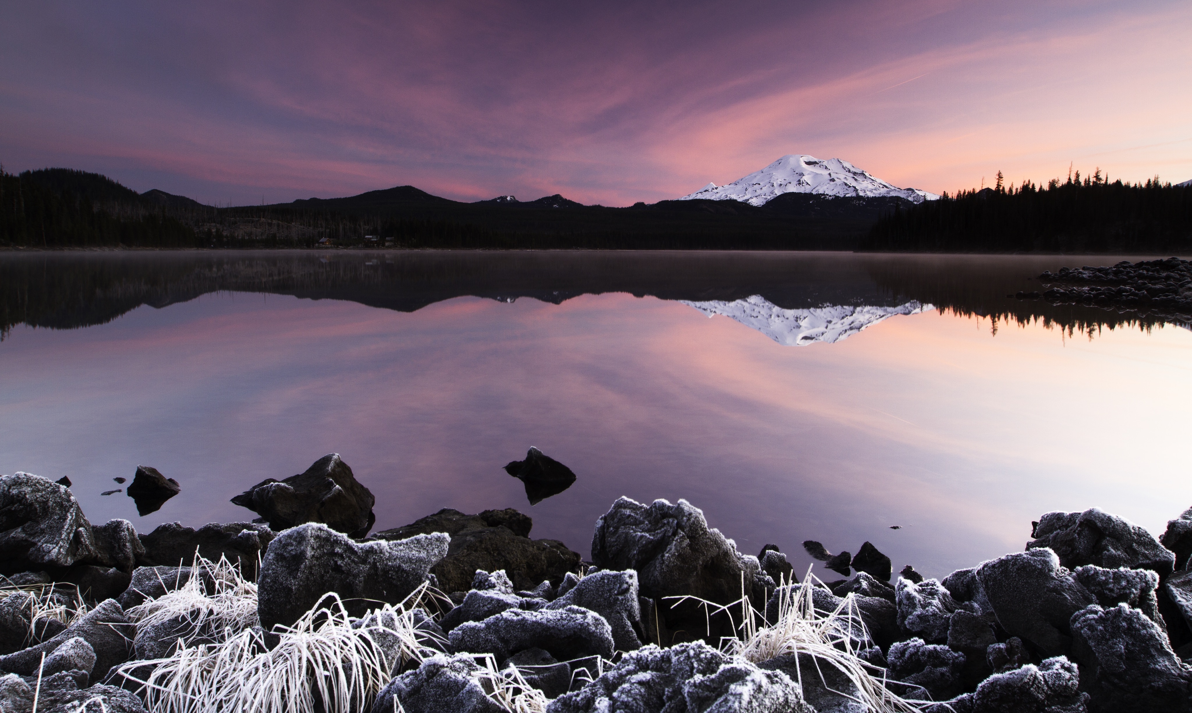 免费照片日落时分山中的美丽湖泊