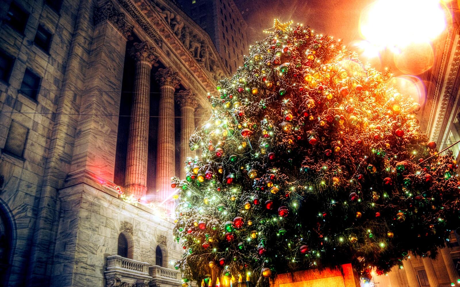 免费照片城市街道上的大圣诞树