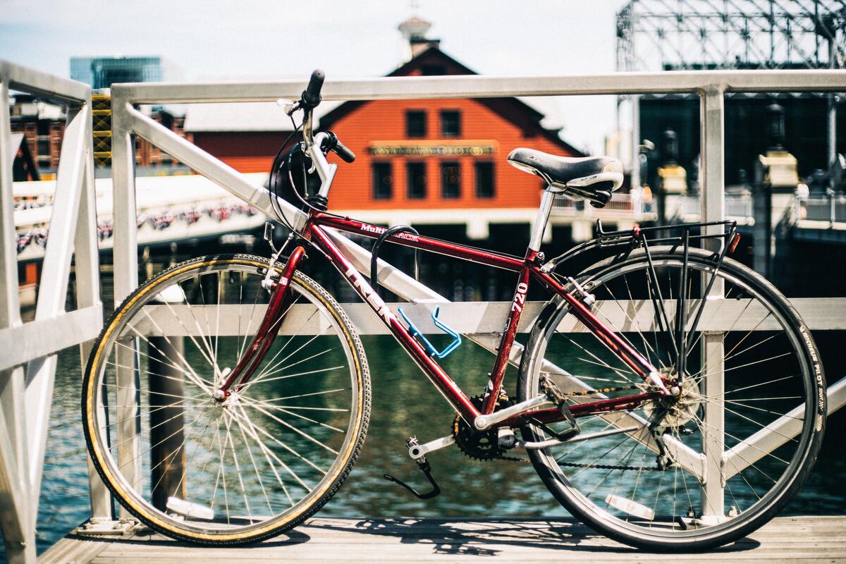 自行车停放在码头