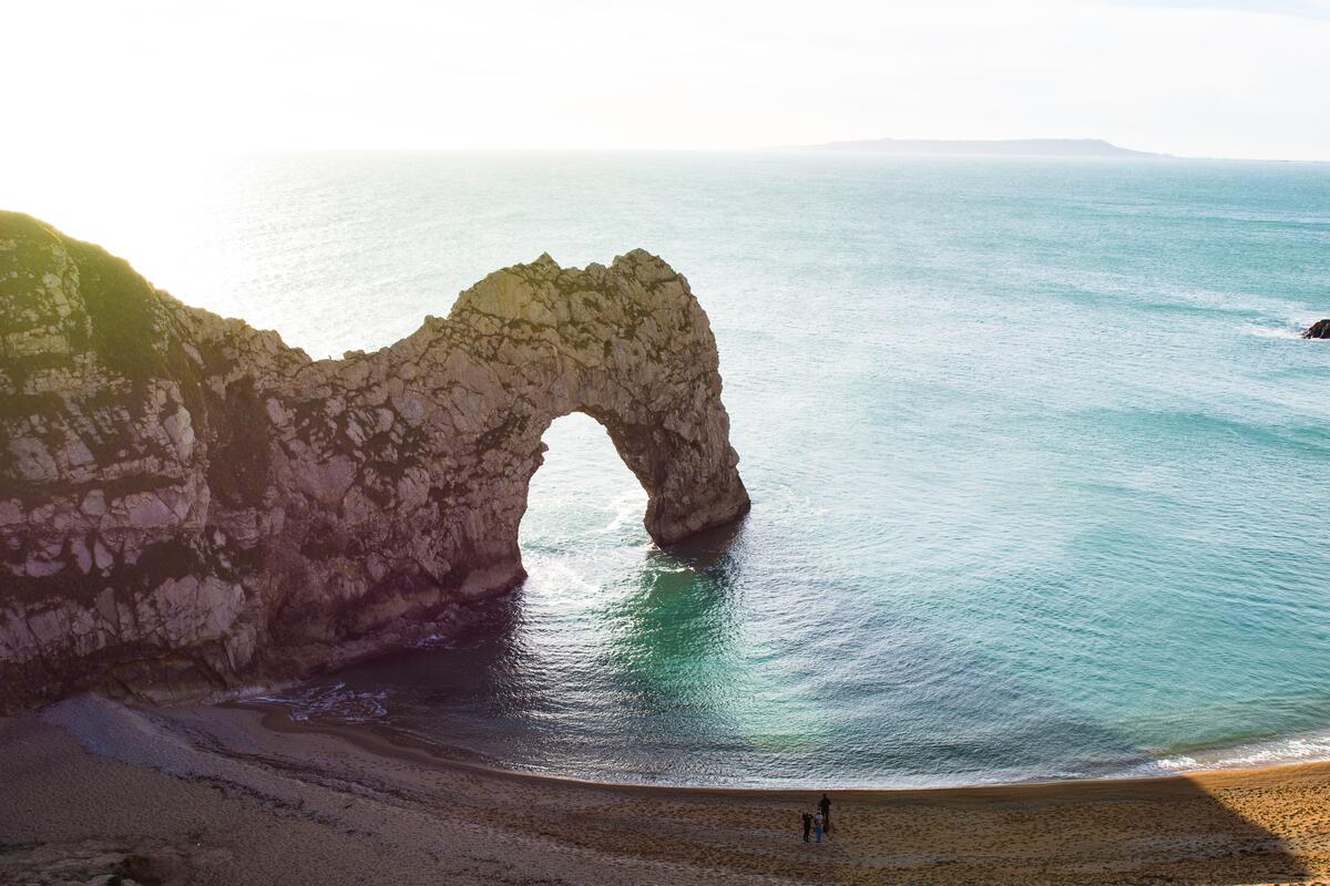 Скала с аркой на берегу моря