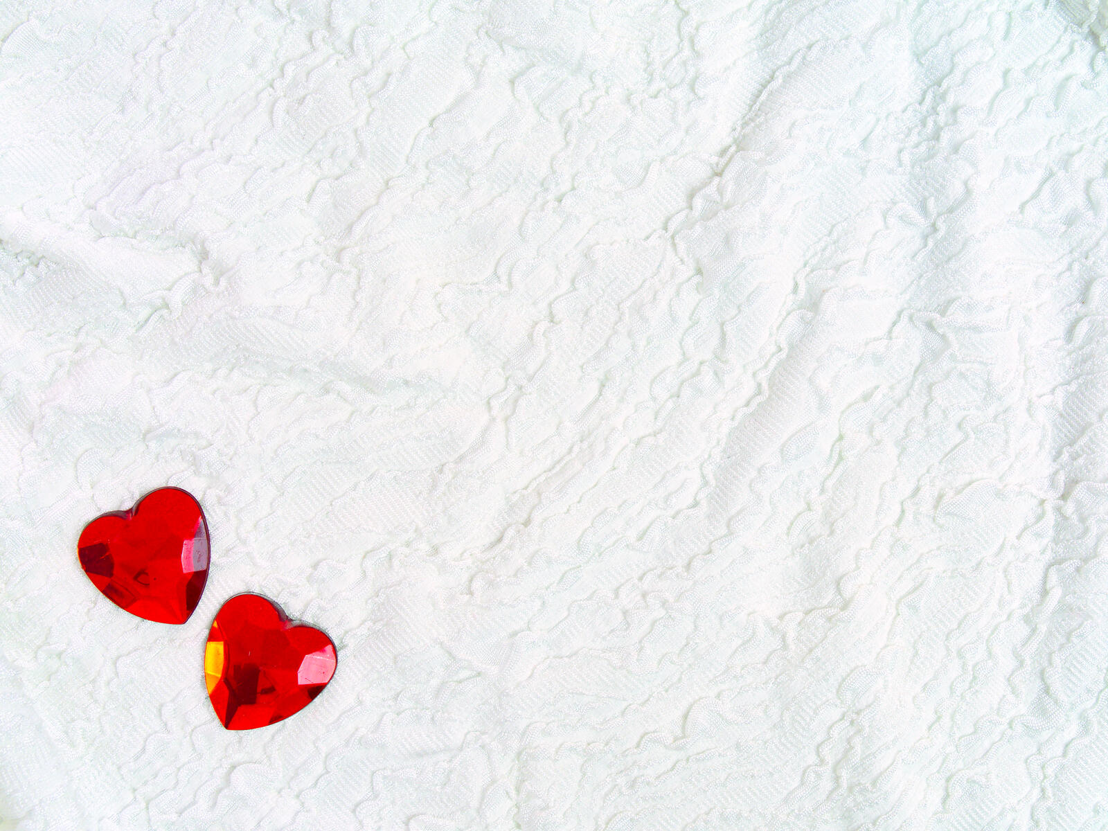 Бесплатное фото Красные сердечки на белом фоне