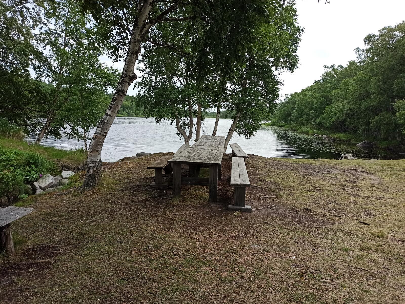 免费照片河岸上有长椅的桌子