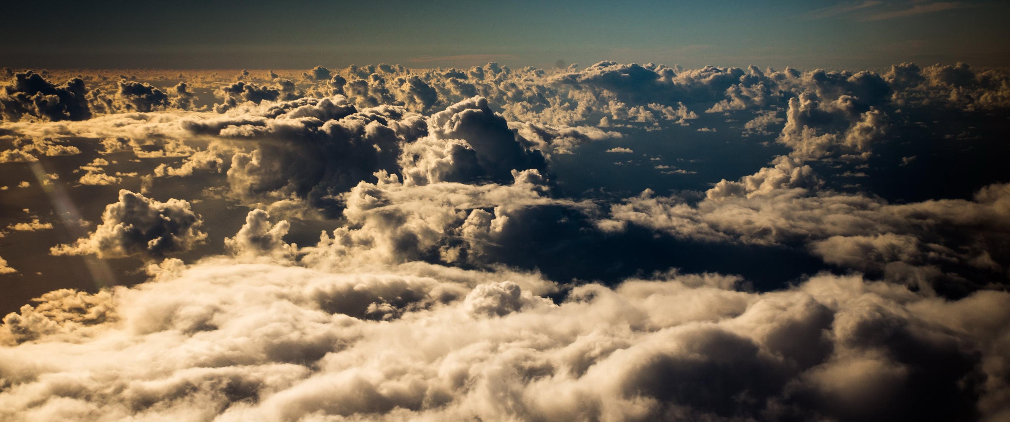 Бесплатное фото Пролетая над облаками