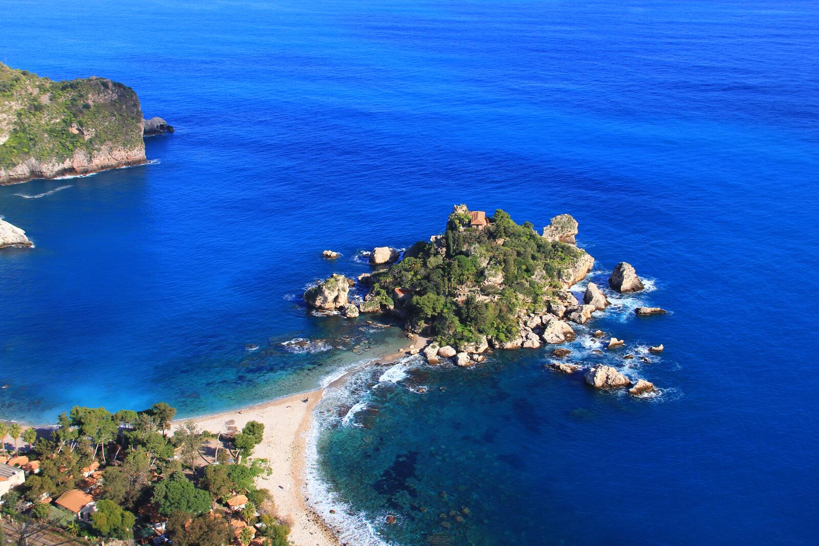 Бесплатное фото Коттедж на скалистом острове возле берега