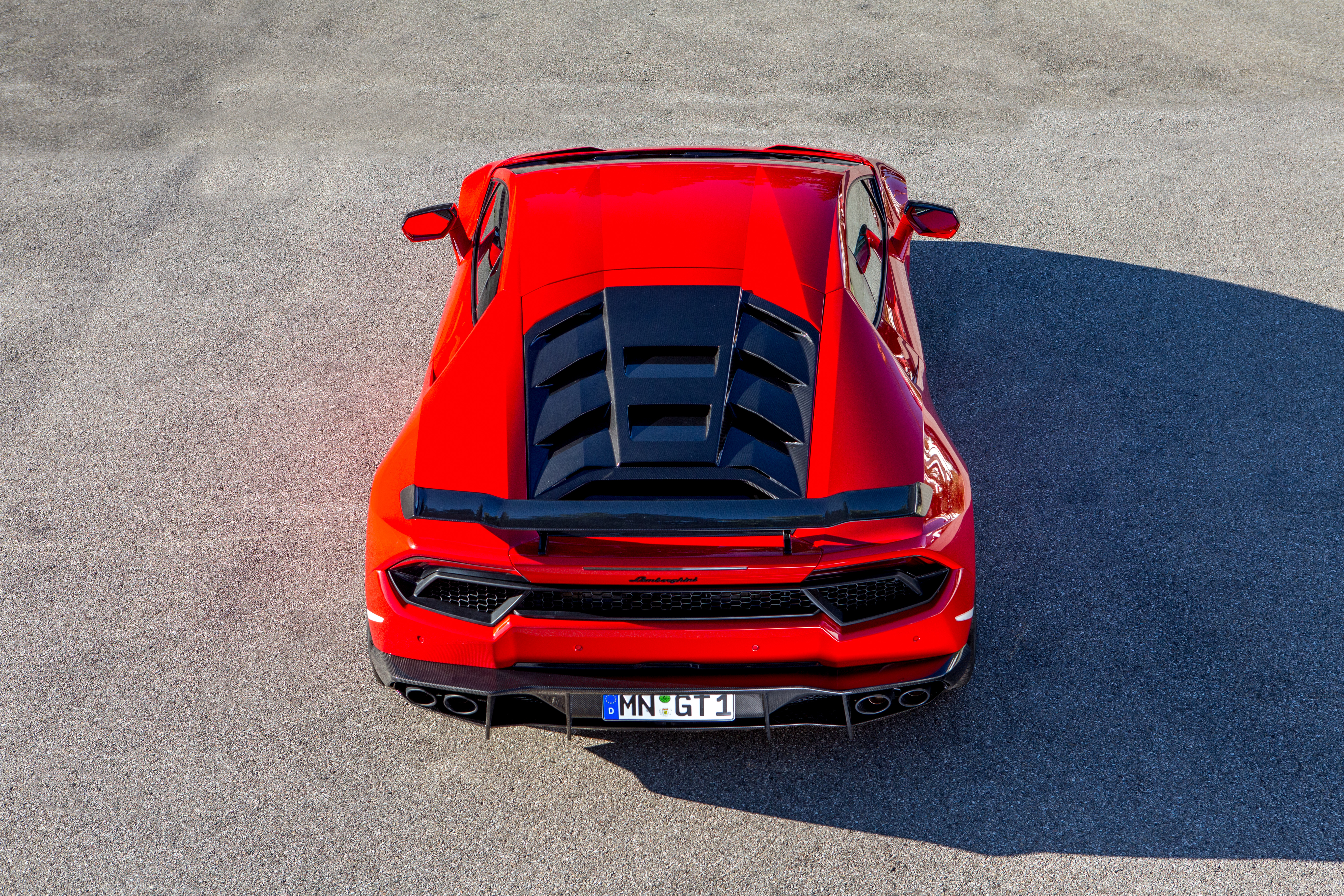 Ярко-красная Lamborghini Huracan вид сзади