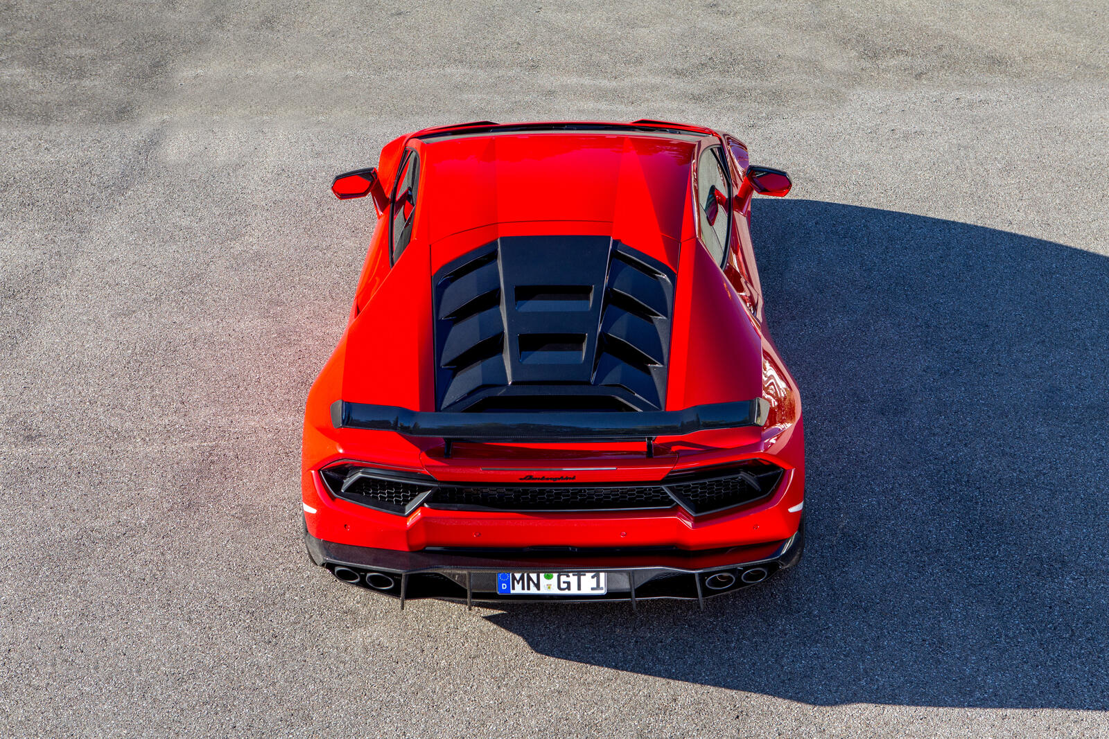 Бесплатное фото Ярко-красная Lamborghini Huracan вид сзади