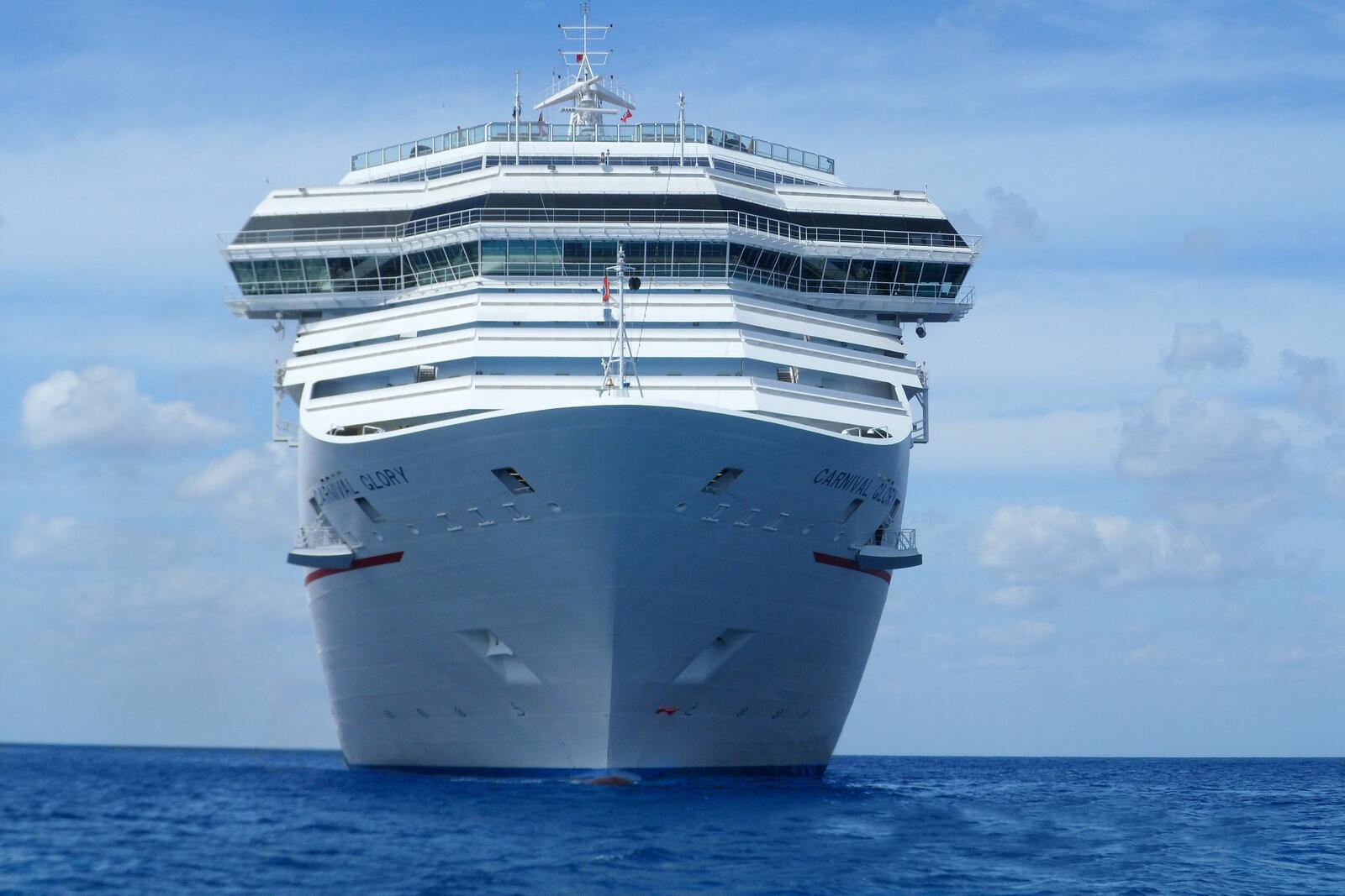 Free photo Large cruise ship front view