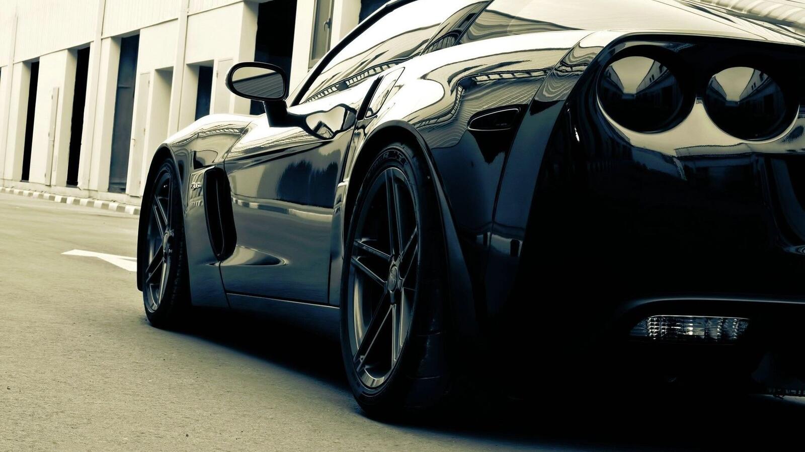 Бесплатное фото Черный Corvette на черных дисках вид сзади