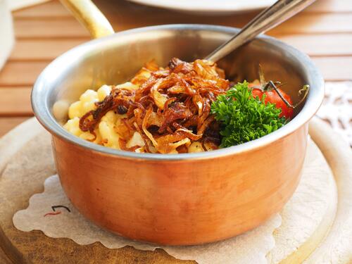 Pot with macaroni and cheese and fried onions