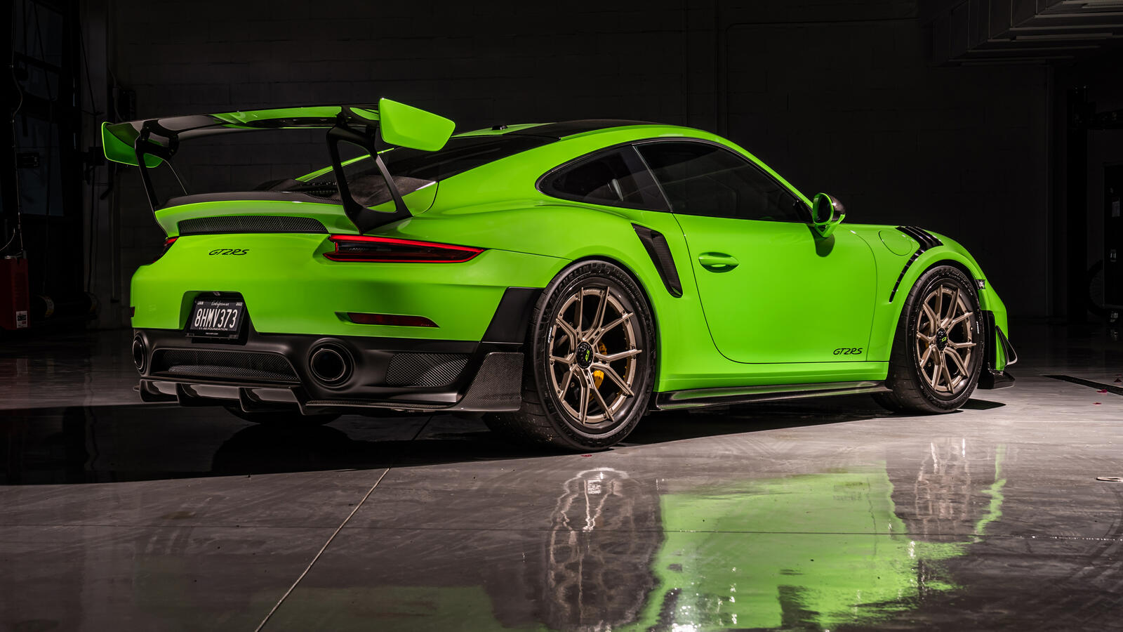 Бесплатное фото Porsche 991 GT2 RS в зеленом цвете