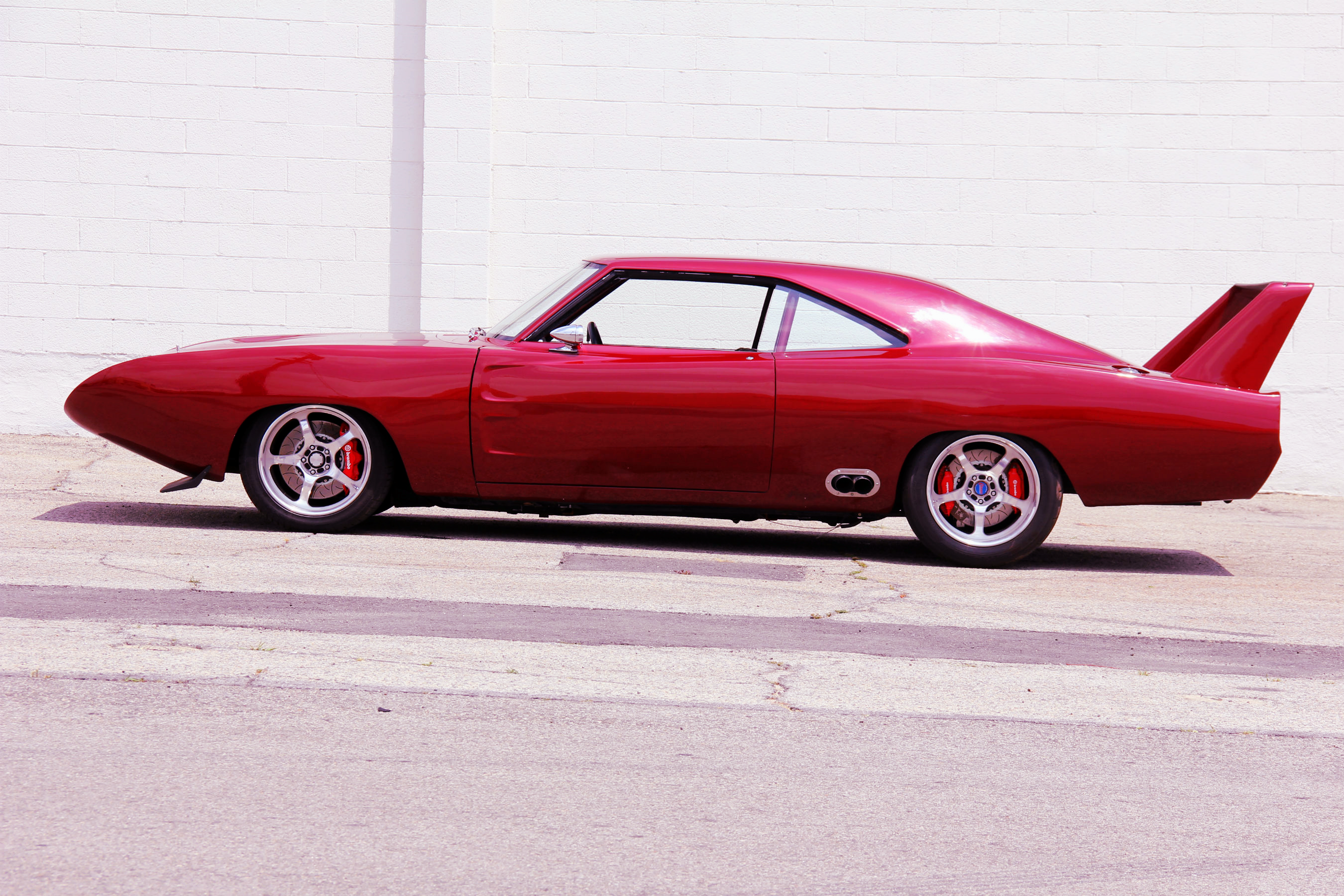 Крутой маслкар Dodge Daytona красного цвета