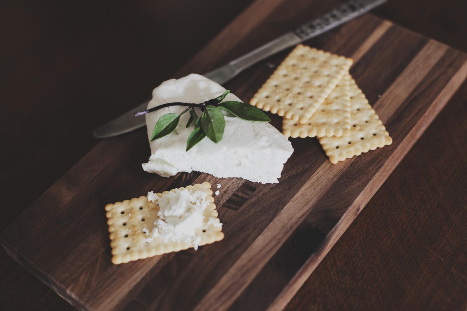 Бесплатное фото Крекер с сыром на разделочной доске