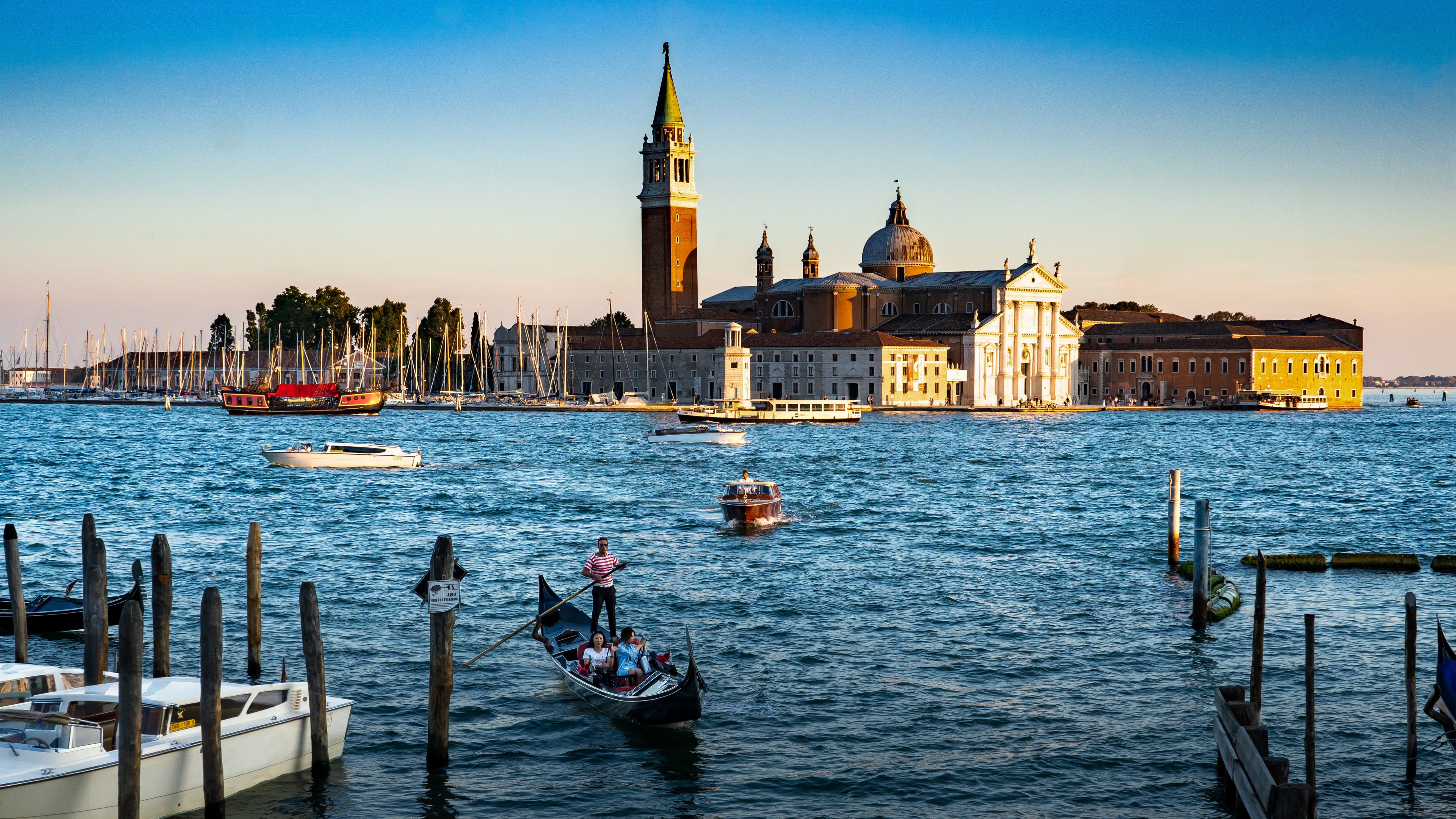 免费照片乘坐贡多拉在威尼斯运河中旅行