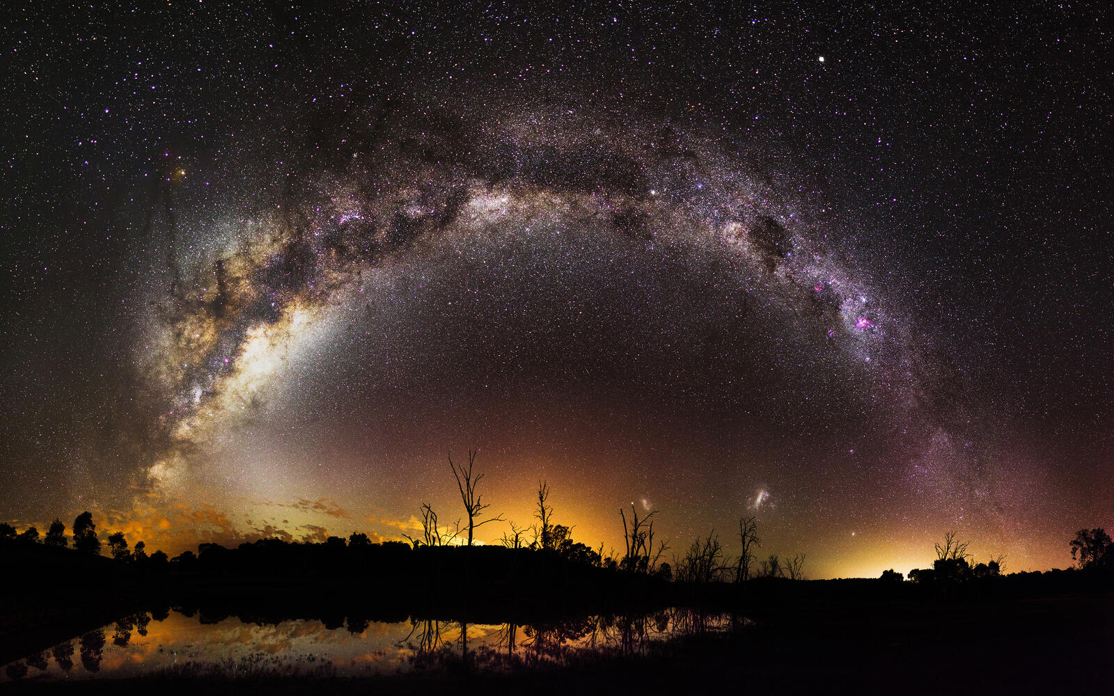 Free photo A beautiful landscape with the Milky Way