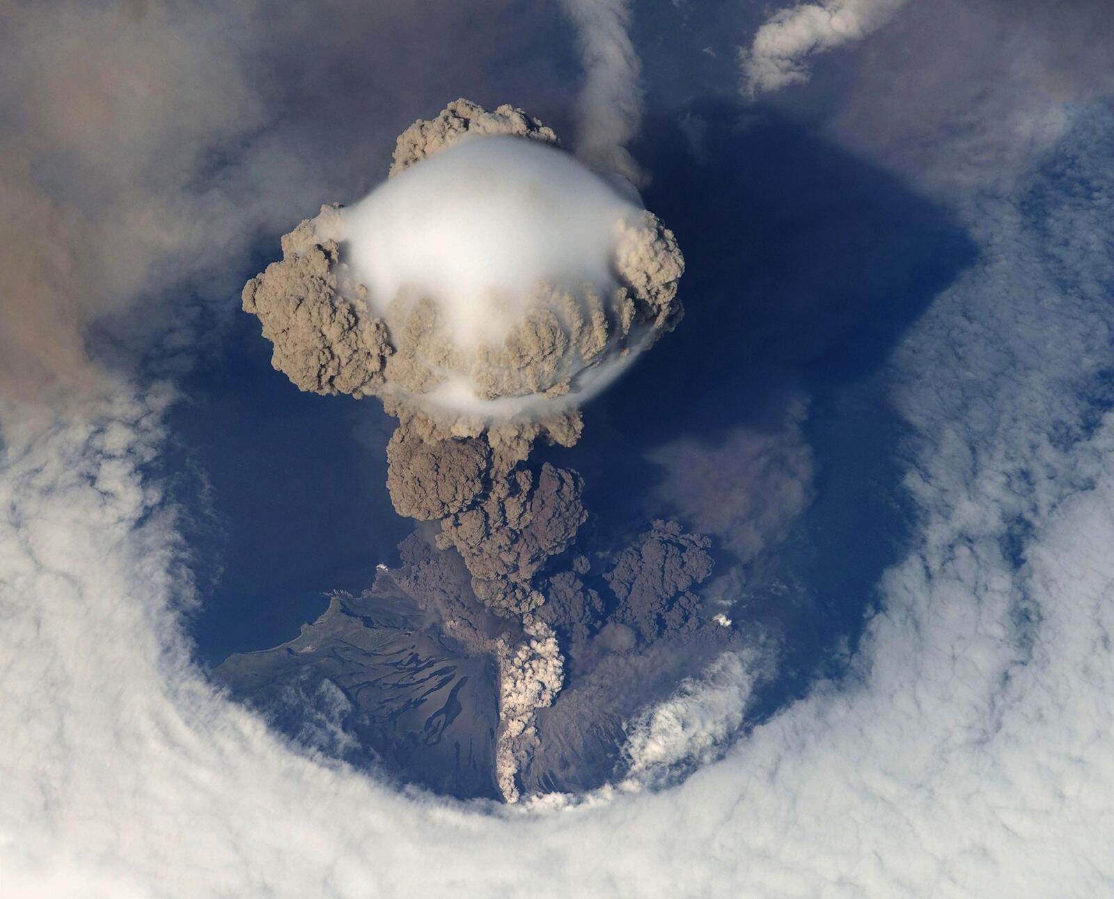 Free photo A volcanic eruption from an airplane altitude