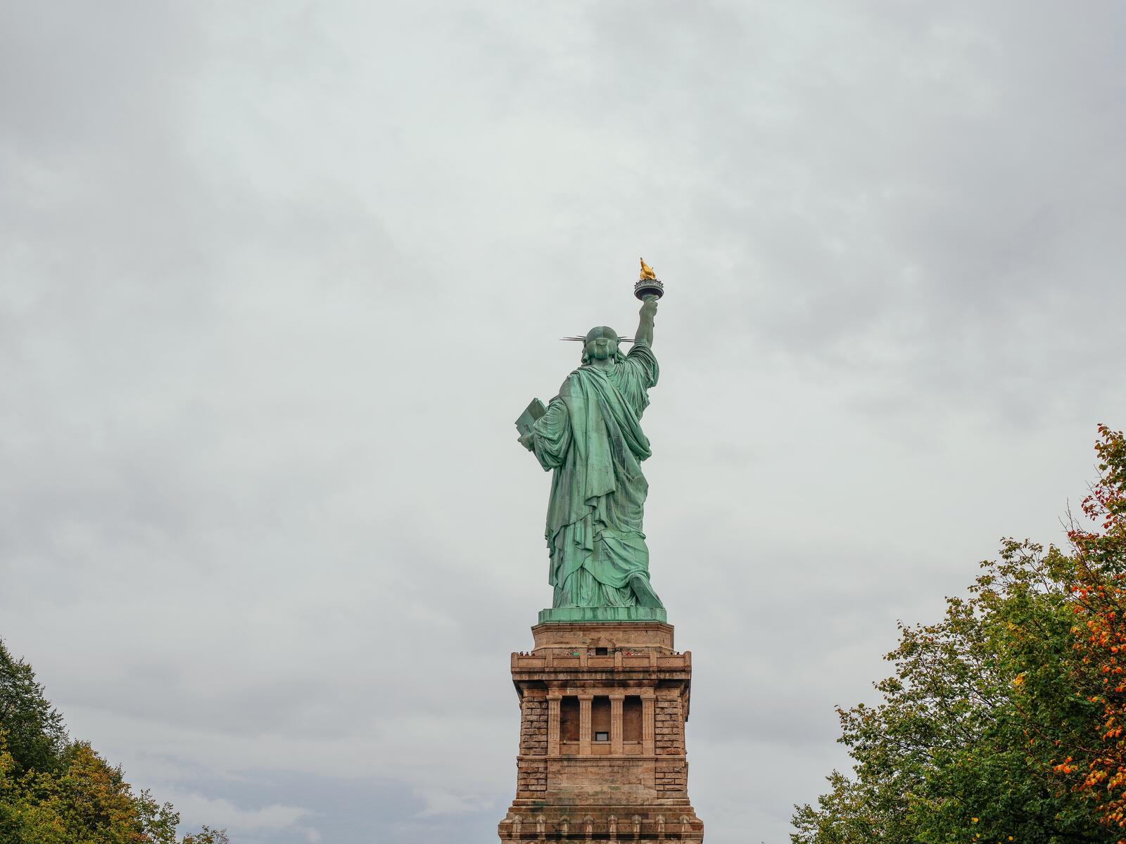 Бесплатное фото Статуя свободы в Нью-Йорке пасмурным днем