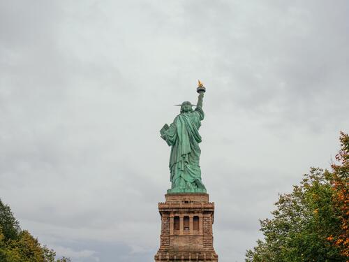 Статуя свободы в Нью-Йорке пасмурным днем
