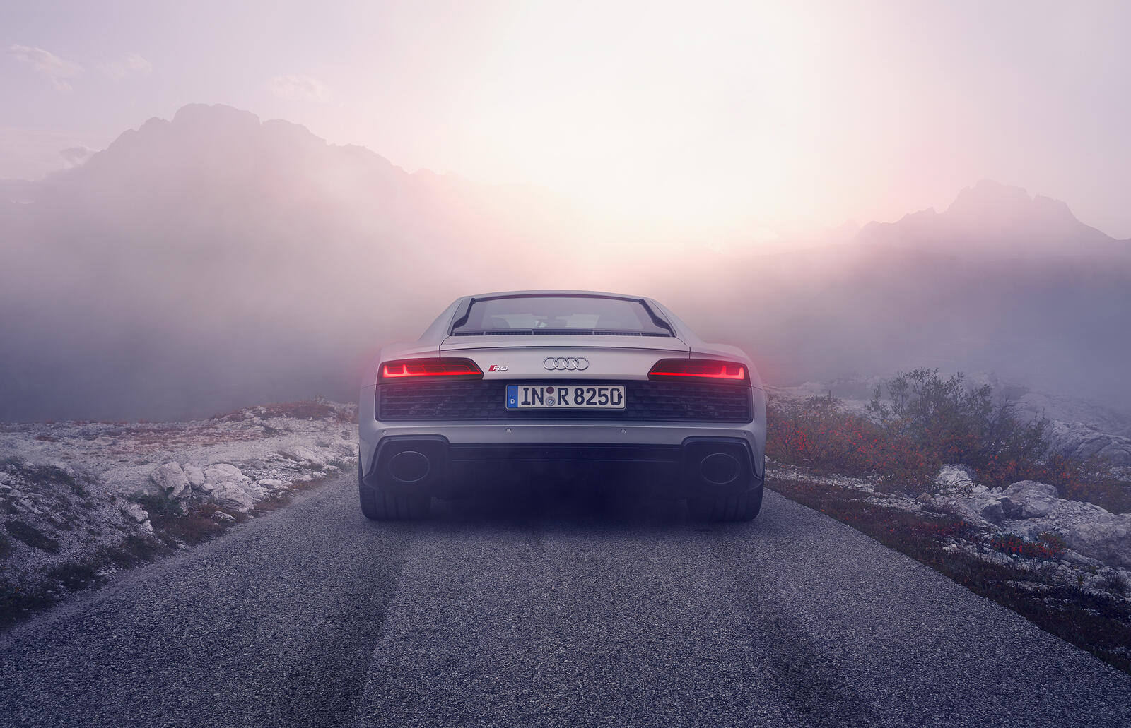Free photo Audi R8 washed away in the fog