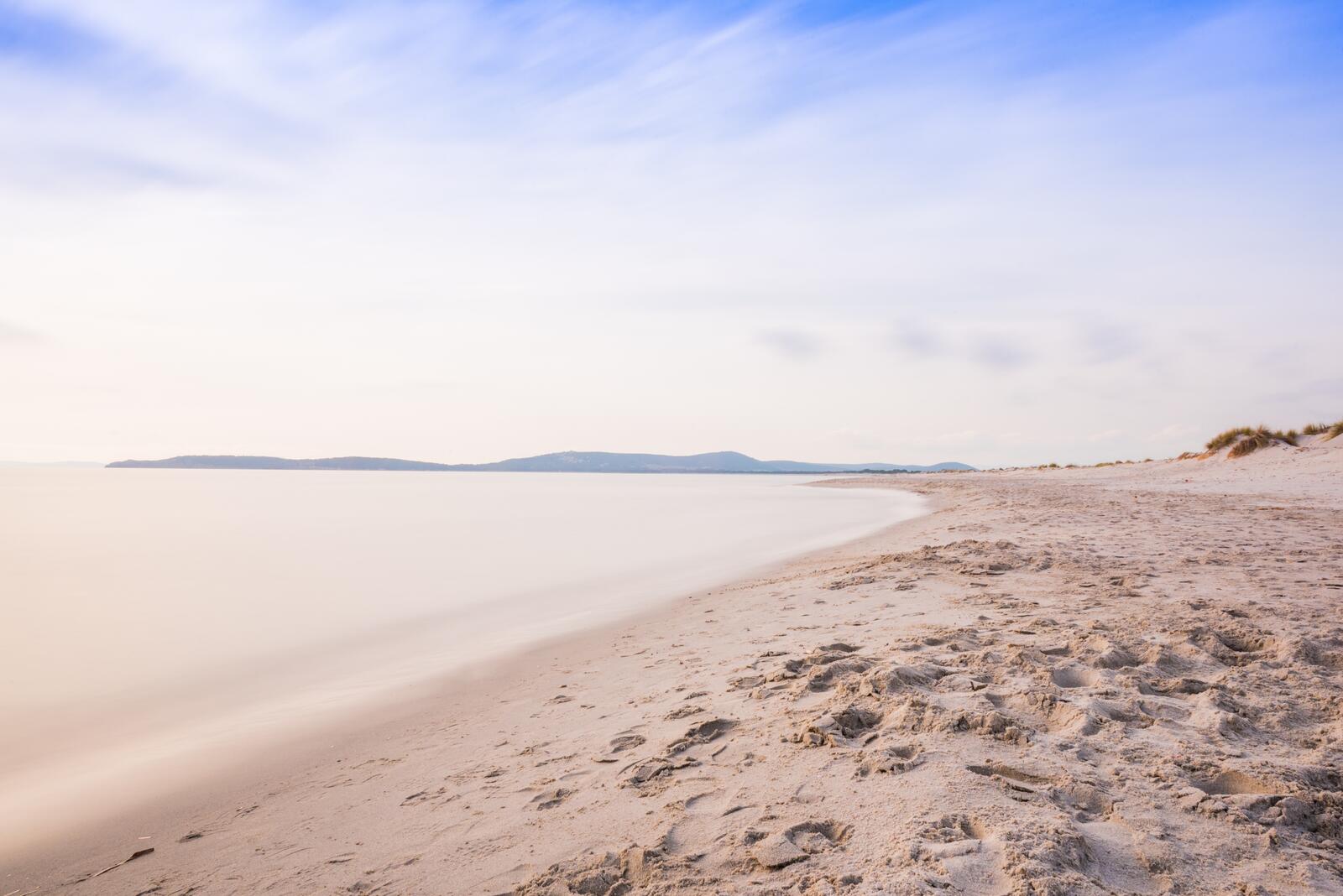 Бесплатное фото Утро на песочном пляже моря