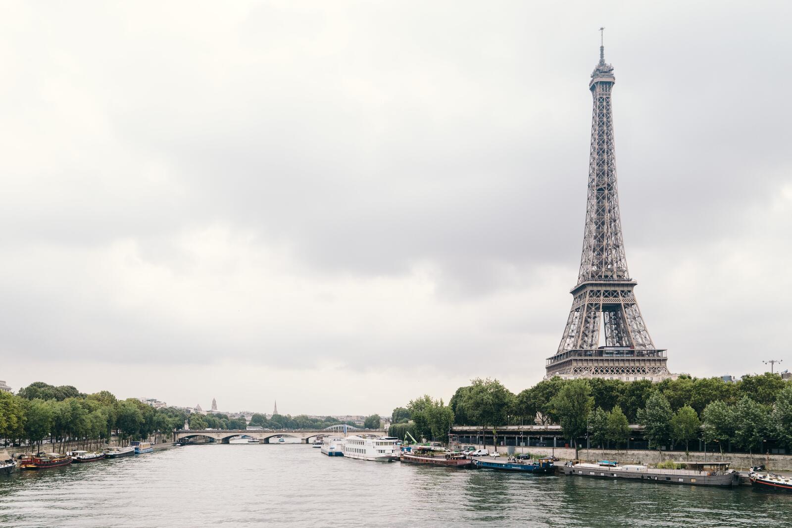 Free photo View of the Eiffel Tower from the river