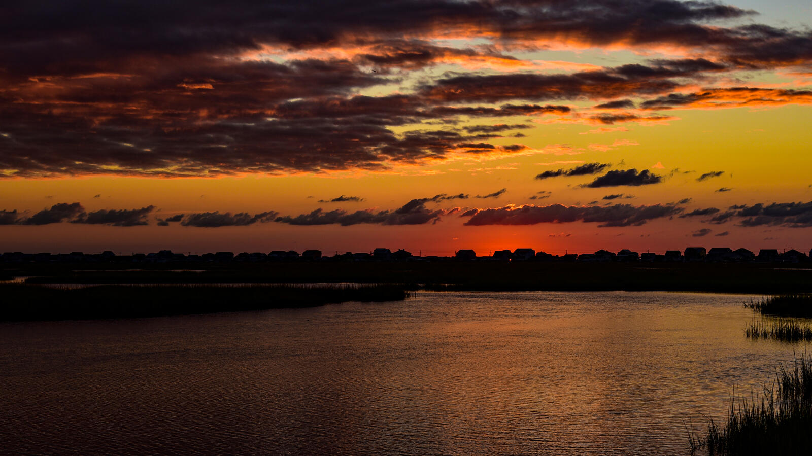 Бесплатное фото Широкая река на закате